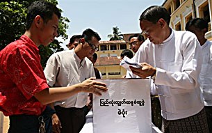 ဆ္ဋိံခံယူပြဲ မဲပုံး ဆ္ဋိံခံယူပြဲ မဲပုံး