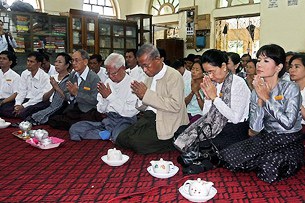 88_alms_2010_rangoon_305px 88_alms_2010_rangoon_305px