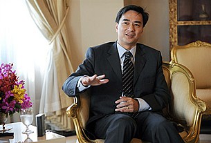 abhisit_sitting_305px.jpg abhisit_sitting_305px.jpg