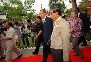 ban-ki-moon-vist-u-thant-tomb-b305 ban-ki-moon-vist-u-thant-tomb-b305