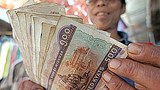 border_trader_money_305_z.jpg