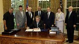 bush_signs_sanction_305_z.jpg