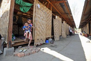 kachin-refugee-camp-children-b305 kachin-refugee-camp-children-b305