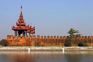 mandalay_fort_wall_305px mandalay_fort_wall_305px