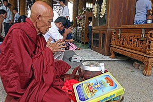 monk_praying_305px.jpg monk_praying_305px.jpg