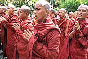 monks_pray_march_305px.jpg monks_pray_march_305px.jpg