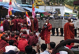 monks_vs_forces_305_z.jpg