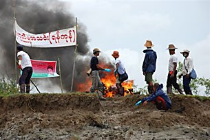 nargis_cremation_305_z.jpg nargis_cremation_305_z.jpg