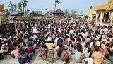 nargis_victims_wait_305px.jpg