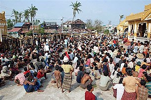 nargis_victims_wait_305px.jpg nargis_victims_wait_305px.jpg