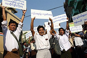 rgn_protest_(3)_a_305px.jpg rgn_protest_(3)_a_305px.jpg