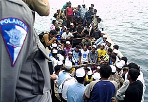 rohingya_boat_305px.jpg rohingya_boat_305px.jpg