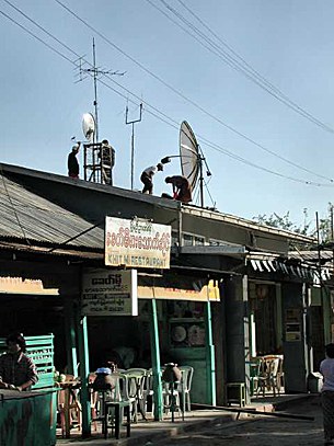 satellite_dish_on_restaurent_305px.jpg satellite_dish_on_restaurent_305px.jpg
