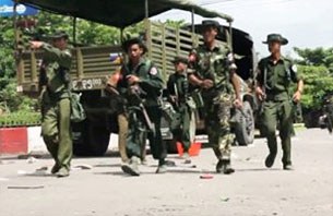 sittwe-riot-soldier-0612-b305 sittwe-riot-soldier-0612-b305