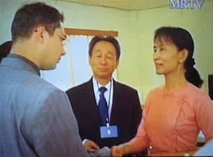 suu_kyi_diplomats_305px.jpg suu_kyi_diplomats_305px.jpg