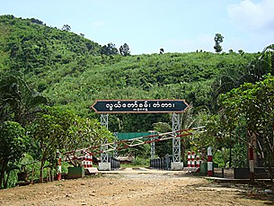 tachileik_border_gate_305_z.jpg tachileik_border_gate_305_z.jpg