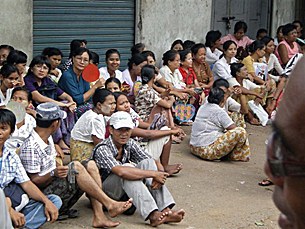 trial_crowd_305px.jpg trial_crowd_305px.jpg