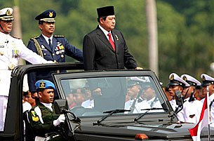 yudhoyono_honor_guards_305p.jpg yudhoyono_honor_guards_305p.jpg