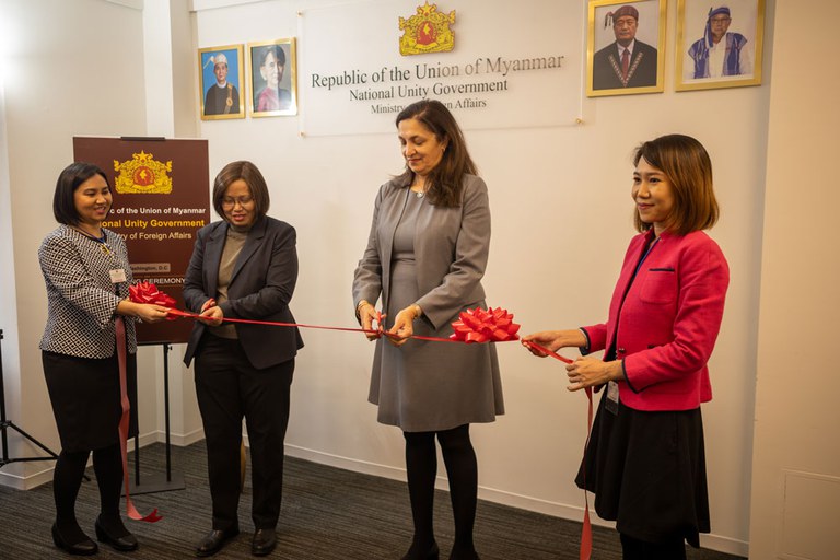 ၂ဝ၂၃ ခုနှစ် ဖေဖော်ဝါရီလ ၁၃ ရက်နေ့က အမေရိကန်ပြည်ထောင်စု ဝါရှင်တန်ဒီစီမြို့တော်တွင် အမျိုးသားညီညွတ်ရေးအစိုးရ (NUG) ရုံးခန်းကို အမေရိကန် လက်ထောက်နိုင်ငံခြားရေးဝန်ကြီး ​Uzra Zeya တက်ရောက် ဖွင့်လှစ်ပေးစဉ်။ (Photo: RFA)