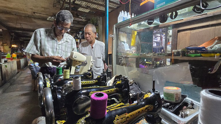 ကျောက်မြောင်းစျေးရှိ ဆိုင်တွင် စက်ပြင်နေသည့် ဦးဟန်တင်ကို ၂၀၂၄ ခုနှစ်၊ နိုဝင်ဘာလ ၂၃ ရက်နေ့က တွေ့ရစဥ်။ (RFA Photo)