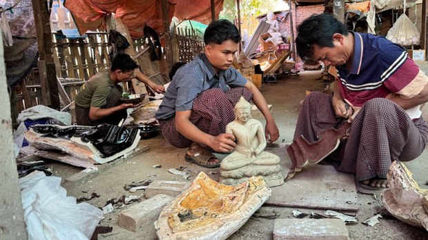 လက်မှုအတတ်ပညာနဲ့ အနုစိတ်လုပ်ကိုင်ရတဲ့ မံယွန်းလုပ်ငန်း လက်မှုအတတ်ပညာနဲ့ အနုစိတ်လုပ်ကိုင်ရတဲ့ မံယွန်းလုပ်ငန်း