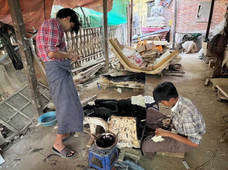 ပုဂံရှေးဟောင်းယဉ်ကျေးမှုနယ်မြေ မြင်းကပါရွာတွင် လက်မှုပညာနှင့် အနုစိတ်လုပ်ကိုင်ရသည့် မံယွန်းလုပ်ငန်းကို ၂၀၂၅ ခုနှစ် ဖေဖော်ဝါရီ ၁၇ ရက်နေ့က တွေ့ရစဉ်။ (Photo: RFA)
