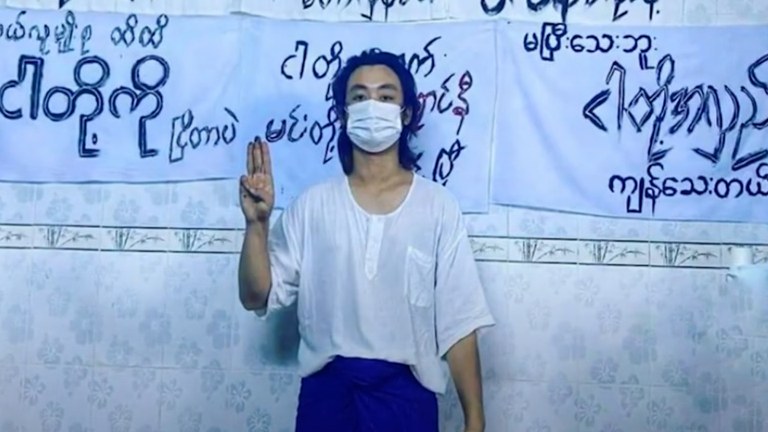 စစ်အာဏာရှင်ဆန့်ကျင်ရေးတွင် ပါဝင်သည့် ဖက်ရှင်ဒီဇိုင်းပညာရှင် Alex Xander။ (Citizen Photo)