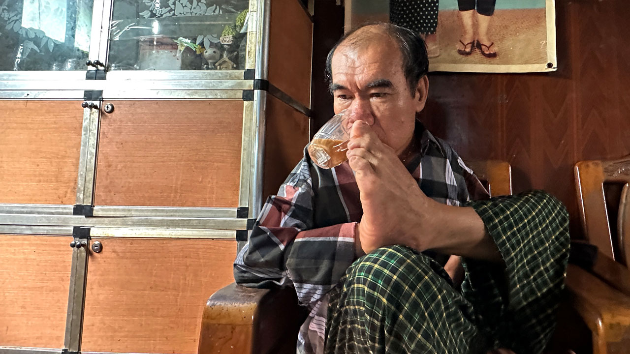 ရန်ကုန်တိုင်း၊ မင်္ဂလာဒုံမြို့နယ်၊ ကြူစမ်းရပ်ကွက်မှာ နေထိုင်သည့် ပန်းချီဆရာ ကိုတင့်အား ၂၀၂၃ ခုနှစ်၊ ဇူလိုင်လ ၅ ရက်နေ့က တွေ့ရစဉ်။ (Photo: RFA)