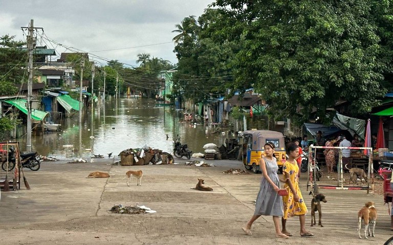 ရေကြီးရေလျှံဖြစ်ခဲ့သည့် ပဲခူးမြို့မှ ရေပြန်ကျသွားသည့် အခြေအနေအား ၂၀၂၃ ခုနှစ် အောက်တိုဘာလ ၁၃ ရက်နေ့က တွေ့ရစဉ်။ (Photo: RFA)