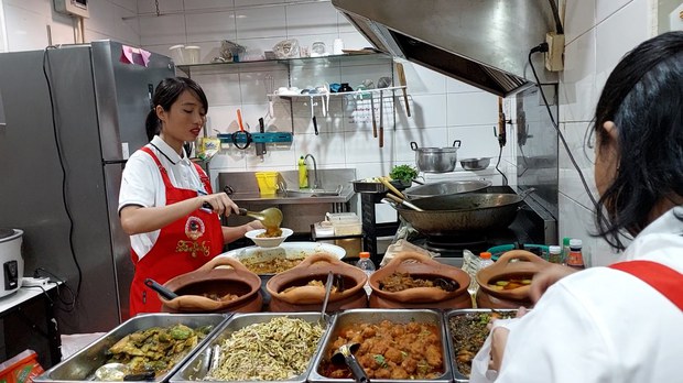 ရွှေ့ပြောင်းအလုပ်သမားတွေအတွက် ဘန်ကောက်က အဝစား မြန်မာထမင်းဆိုင် ရွှေ့ပြောင်းအလုပ်သမားတွေအတွက် ဘန်ကောက်က အဝစား မြန်မာထမင်းဆိုင်