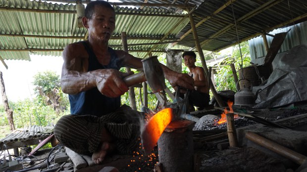 အခက်အခဲတွေကြားက အင်းလေး ပန်းပဲဆရာ အခက်အခဲတွေကြားက အင်းလေး ပန်းပဲဆရာ