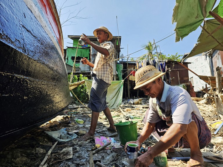 ရန်ကုန်မြို့ ကြည့်မြင်တိုင်မြို့နယ်တစ်ဖက်ကမ်း အလတ်ချောင်းရပ်ကွက်အတွင်း သမ္ဗန်များ  တည်ဆောက်၊ ပြုပြင်နေသည်ကို ၂၀၂၃ ခုနှစ်၊ နိုဝင်ဘာလ ၂၈ ရက်နေ့က တွေ့ရစဉ်။ (Photo: RFA)
