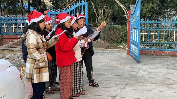 ခရစ္စမတ် အငွေ့အသက် ပျောက်ဆုံးလာတဲ့ Carol Singing ခရစ္စမတ် အငွေ့အသက် ပျောက်ဆုံးလာတဲ့ Carol Singing