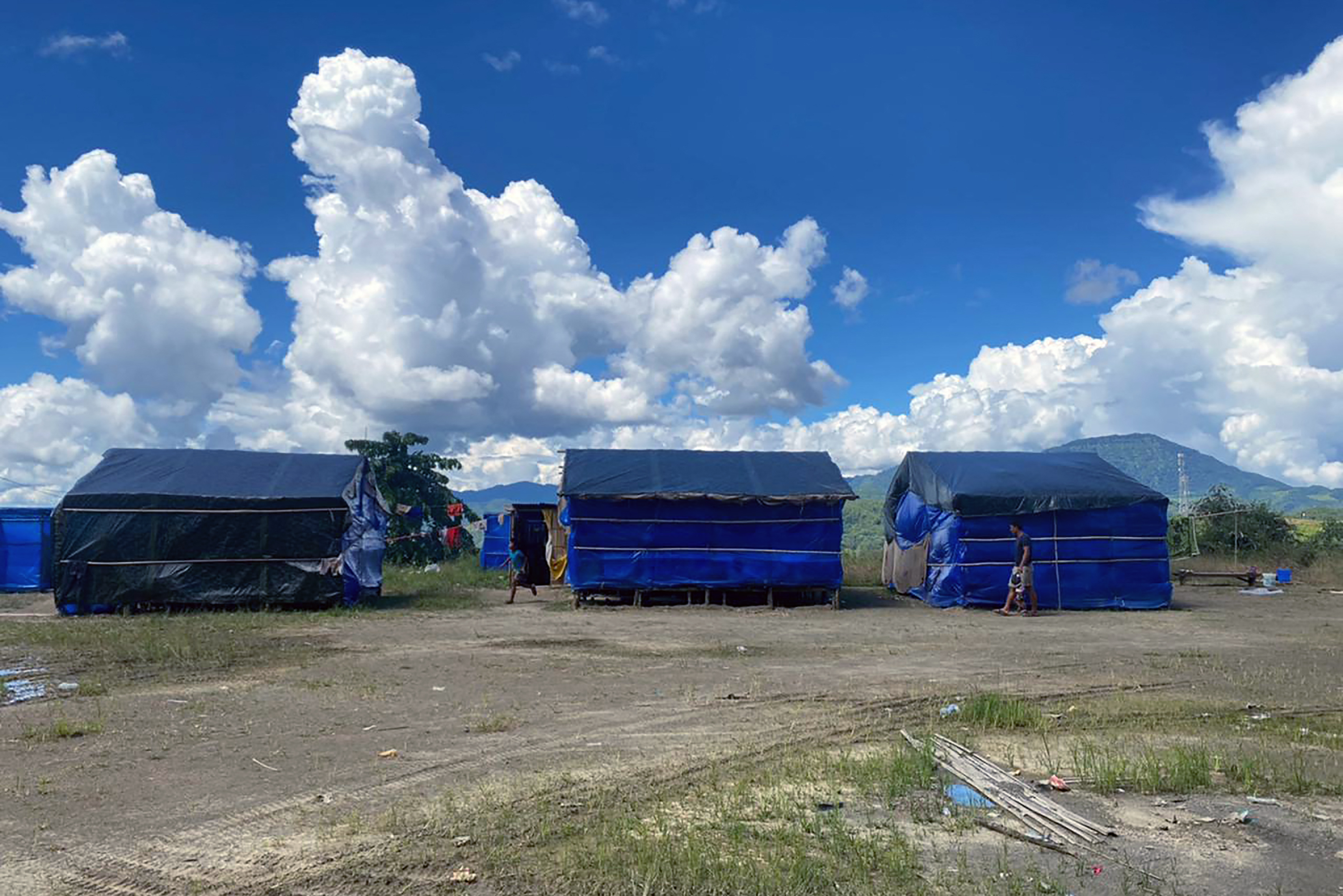 ချင်းပြည်နယ်ကနေ အိန္ဒိယနိုင်ငံ မီဇိုရမ်ပြည်နယ်ထဲ ထွက်ပြေးရသူတွေကို ၂၀၂၁ စက်တင်ဘာ ၁၃ ရက်က တွေ့ရစဥ် (AFP Photo)