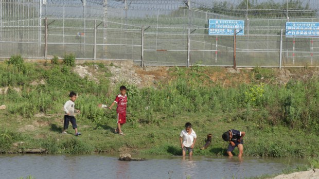 တရုတ်ခြံစည်းရိုးကြောင့် ကချင်မိသားစုတွေ ကွဲကွာ တရုတ်ခြံစည်းရိုးကြောင့် ကချင်မိသားစုတွေ ကွဲကွာ