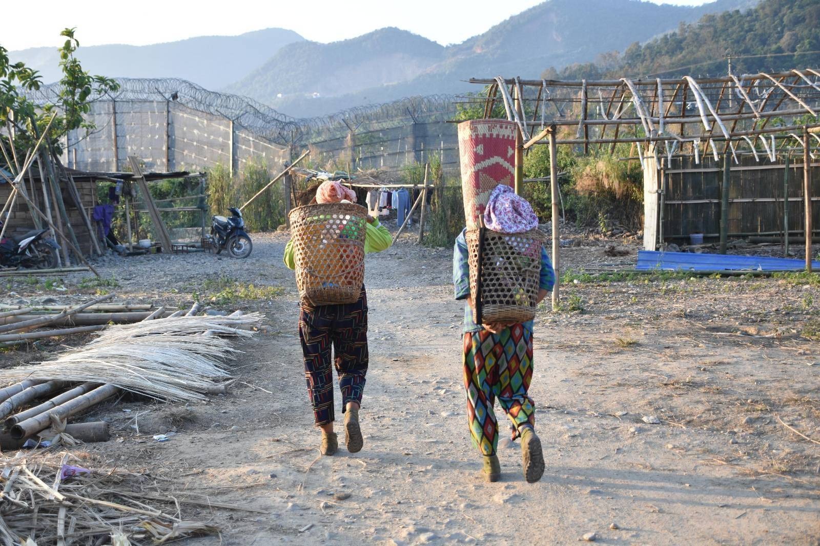 (မြန်မာနယ်စပ် တရုတ်ခြံစည်းရိုးအနီးက စစ်ဘေးဒုက္ခသည်တွေကို နိုဝင်ဘာလ ၂၅ ရက်နေ့က တွေ့ရစဉ်)