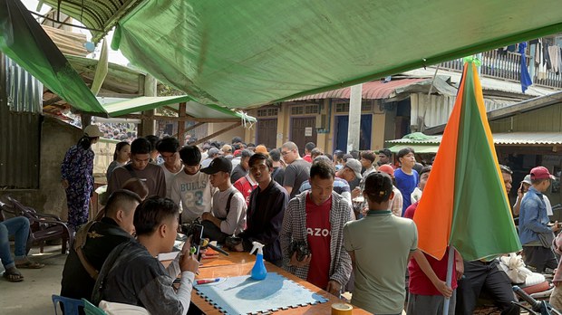 ဖားကန့်မှာ တရုတ်နိုင်ငံသားတွေကျောက်ဝယ်နေလို့ ပြည်တွင်းလုပ်ငန်းရှင်တွေနစ်နာနေ ဖားကန့်မှာ တရုတ်နိုင်ငံသားတွေကျောက်ဝယ်နေလို့ ပြည်တွင်းလုပ်ငန်းရှင်တွေနစ်နာနေ