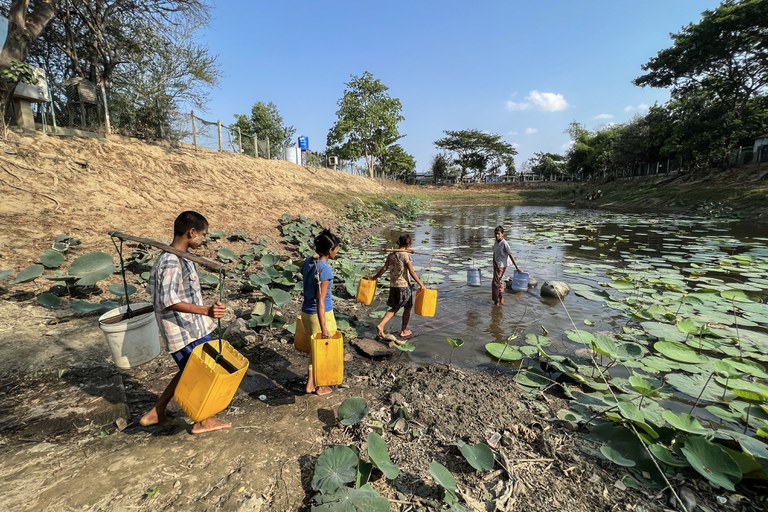 ရန်ကုန်မြစ်တစ်ဖက်ကမ်း ဒလမြို့နယ်တွင် နေထိုင်သည့် ပြည်သူများ သောက်သုံးရေခပ်ယူနေကြသည်အား ၂၀၂၃ ခုနှစ် မေလ ၂ ရက်နေ့က တွေ့ရစဉ်။ (Photo: RFA)