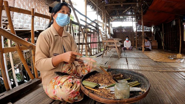 အာဏာသိမ်းမှုကြောင့် ထမင်းတစ်နပ် လျှော့စားနေရတဲ့ အင်းလေးက မိသားစု