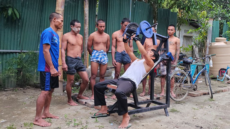 ဧရာဝတီတိုင်း မူးယစ်ဆေးနှင့် အရက်ဖြတ်စခန်းတွင် ဆေးဖြတ်နေသောသူများနှင့် ဆရာများ ကိုယ်ကာယ လေ့ကျင့်ခန်း လုပ်နေကြသည်ကို ၂၀၂၄ ခုနှစ်၊ နိုဝင်ဘာလ ၂၀ နေ့က တွေ့ရစဥ်။ (RFA Photo)