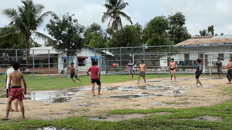 မူးယစ်ဆေးစွဲနေသူများအား ဆေးဖြတ်ပေးနေသည့် မင်္ဂလာဒုံမြို့နယ်၊ ထောက်ကြန့်ရှိ မြန်မာလူငယ်ပြုစုပျိုးထောင်ရေးကျောင်းဝင်းအတွင်း အားကစားလုပ်နေသူများကို ၂၀၂၃ ခုနှစ်၊ ဇူလိုင်လ ၁၁ ရက်နေ့က တွေ့ရစဉ်။ (Photo: RFA)