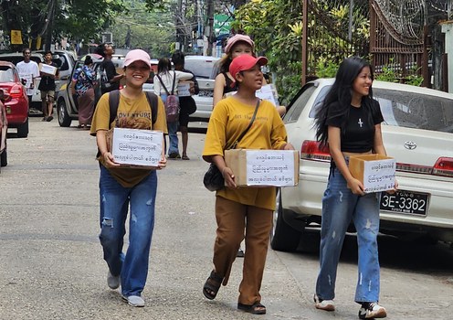 ပရဟိတလူငယ်အဖွဲ့များ ရန်ကုန်မြို့တွင် ငလျင်ဘေးအတွက် ဧပြီလ ၈ ရက်က အလှူငွေကောက်ခံစဉ်။