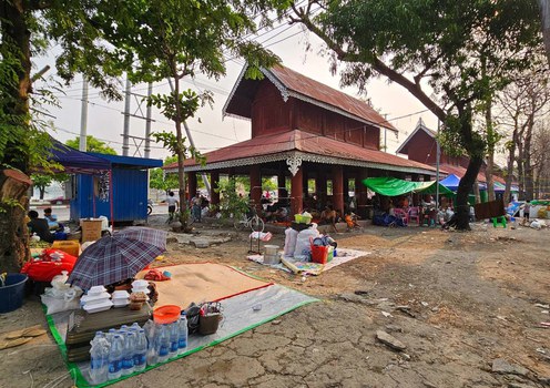 မန္တလေးမြို့ သုဓမ္မာ ဇရပ်ကို ရွှေ့ပြောင်းလာသည့် ငလျင်ဘေးဒုက္ခသည်များအား ဧပြီလ ၆ ရက်က တွေ့ရစဉ်။