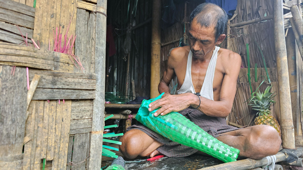 ငါးရှဥ့်မြှုံးရက်နေသည့် ဦးထွန်းထွန်းအေးအား ၂၀၂၄ ခုနှစ်၊ ဇူလိုင်လ ၁၆ ရက်နေ့က ရန်ကုန်မြို့တွင် တွေ့ရစဉ်။ (Photo: RFA)