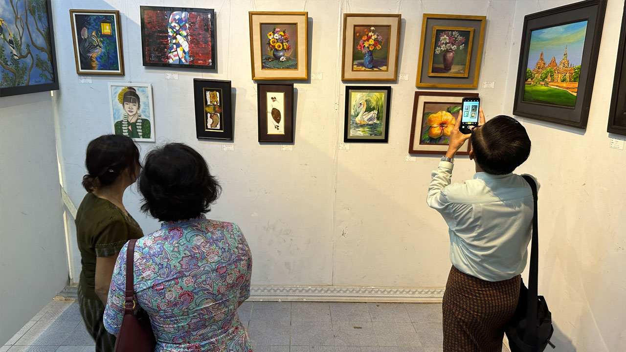 ရန်ကုန်မြို့၊ ဗိုလ်ချုပ်စျေးရှိ မြန်မာနိုင်ငံ ပန်းချီ၊ ပန်းပု အစည်းအရုံး (ဗဟို) တွင် ပြုလုပ်ခဲ့သည့် အမျိုးသမီး ပန်းချီဆရာများ၏ စုပေါင်းပန်းချီပြပွဲကို ၂၀၂၄ ခုနှစ်၊ မေလ ၁၀ ရက်နေ့က တွေ့ရစဉ်။ (Photo: RFA)