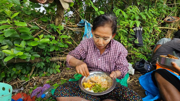 ကုန်စျေးနှုန်းမြင့်တက်မှုကြောင့် ဧရာ၀တီတိုင်းမှာ ဆန်ကွဲစားနေရတဲ့ လယ်လုပ်သားတွေရှိလာ ကုန်စျေးနှုန်းမြင့်တက်မှုကြောင့် ဧရာ၀တီတိုင်းမှာ ဆန်ကွဲစားနေရတဲ့ လယ်လုပ်သားတွေရှိလာ