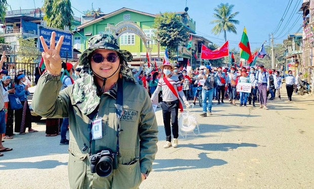 တော်လှန်ရေးသမားဖြစ်လာတဲ့ သတင်းထောက် တော်လှန်ရေးသမားဖြစ်လာတဲ့ သတင်းထောက်