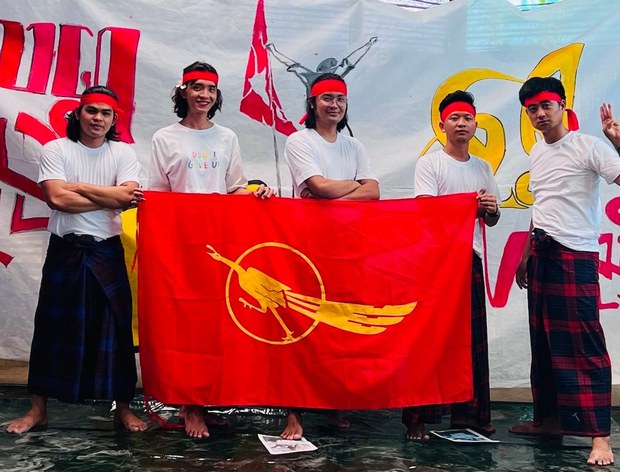 ဟိုထိုး ဒီထိုး ရွှေလက်ညှိုး သံချပ်အဖွဲ့