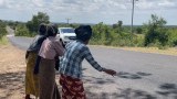 ဗျတ္တပန်းဆက်လမ်းပေါ်မှာ တောင်းရမ်းနေရတဲ့ အဘွားအိုများ