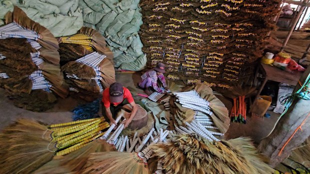 ပြည်ပပို့ရတဲ့ မှော်ဘီက မြက်တံမြက်စည်းအလုပ်ရုံ ပြည်ပပို့ရတဲ့ မှော်ဘီက မြက်တံမြက်စည်းအလုပ်ရုံ